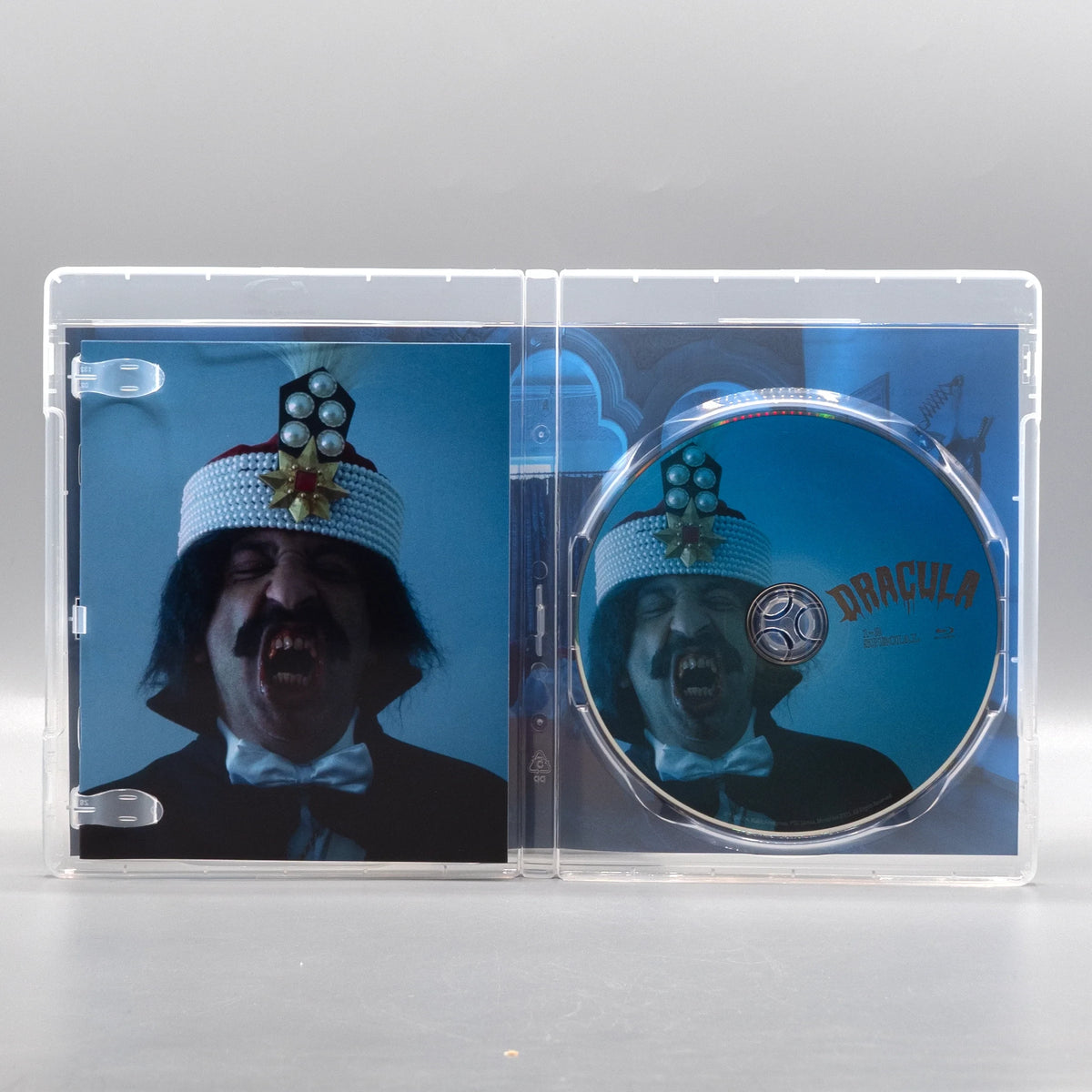 Open case showing disc art of Dracula [Blu-ray]