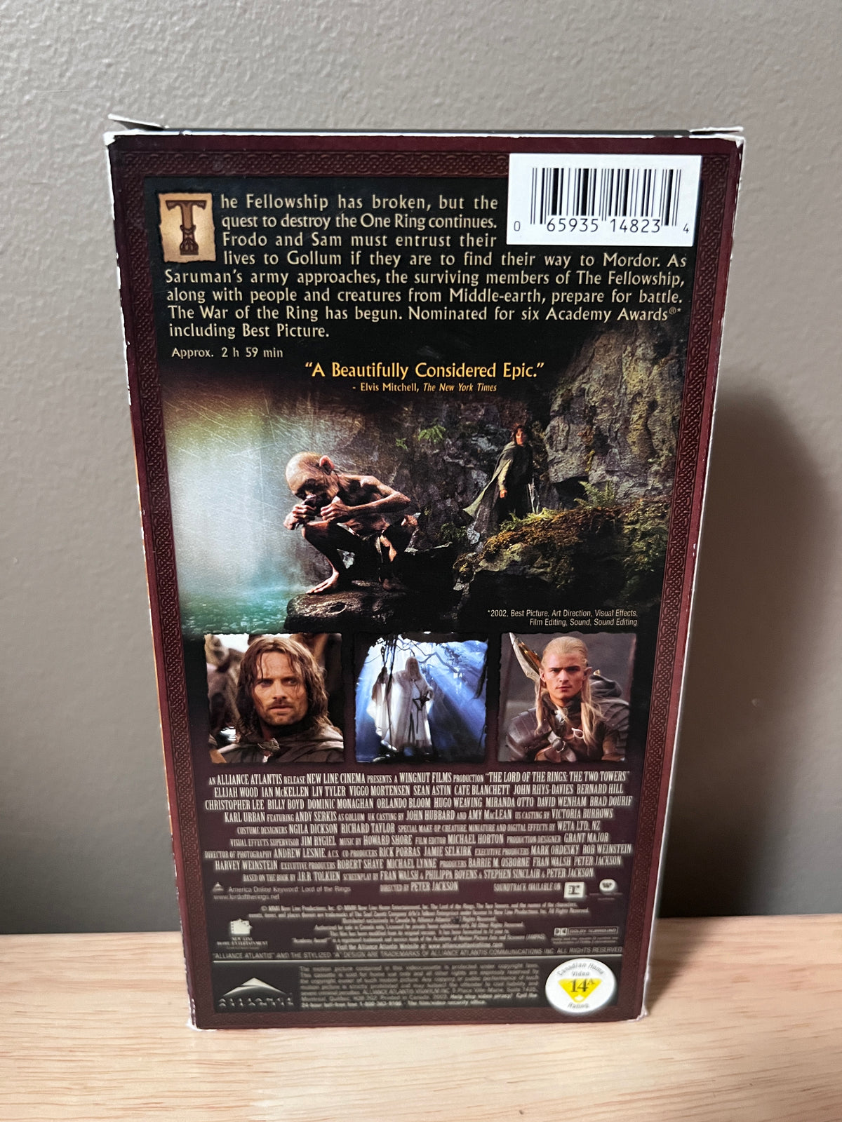 Back packaging of The Lord of the Rings: The Two Towers VHS