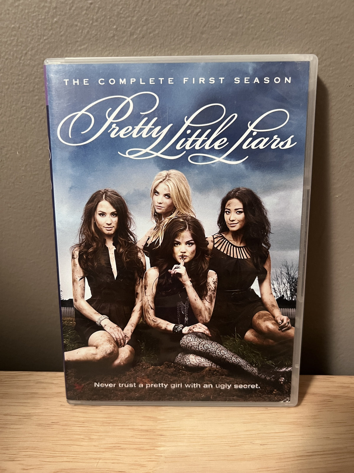 Pretty Little Liars: The Complete First Season — front