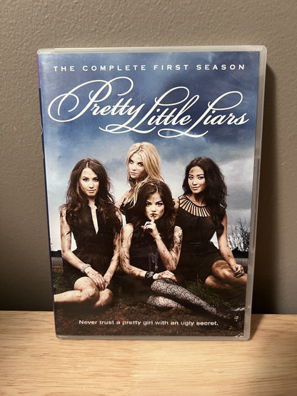 Pretty Little Liars: The Complete First Season — front